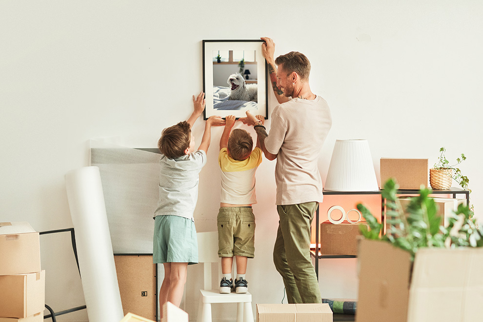 Luo julisteilla tunnelmaa kotiisi: Inspiraatiota ja vinkkejä kuvajulisteiden käyttöön ja kehystämiseen