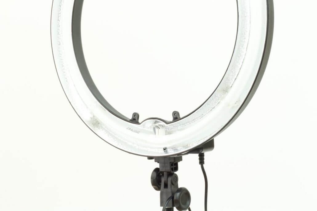 Ringleuchte-als-externe-Lichtquelle-1030x686 Lichtringe in den Augen: Portraitfotos mit Ringleuchte fotografieren