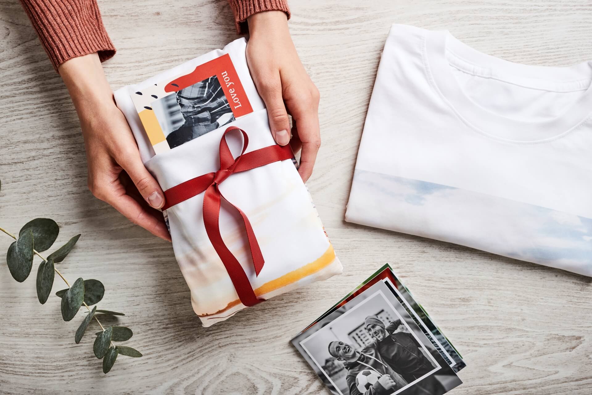 So verpackst du dein Fotogeschenk umweltfreundlich in ein T-Shirt So verpackst du dein Fotogeschenk umweltfreundlich in ein T-Shirt