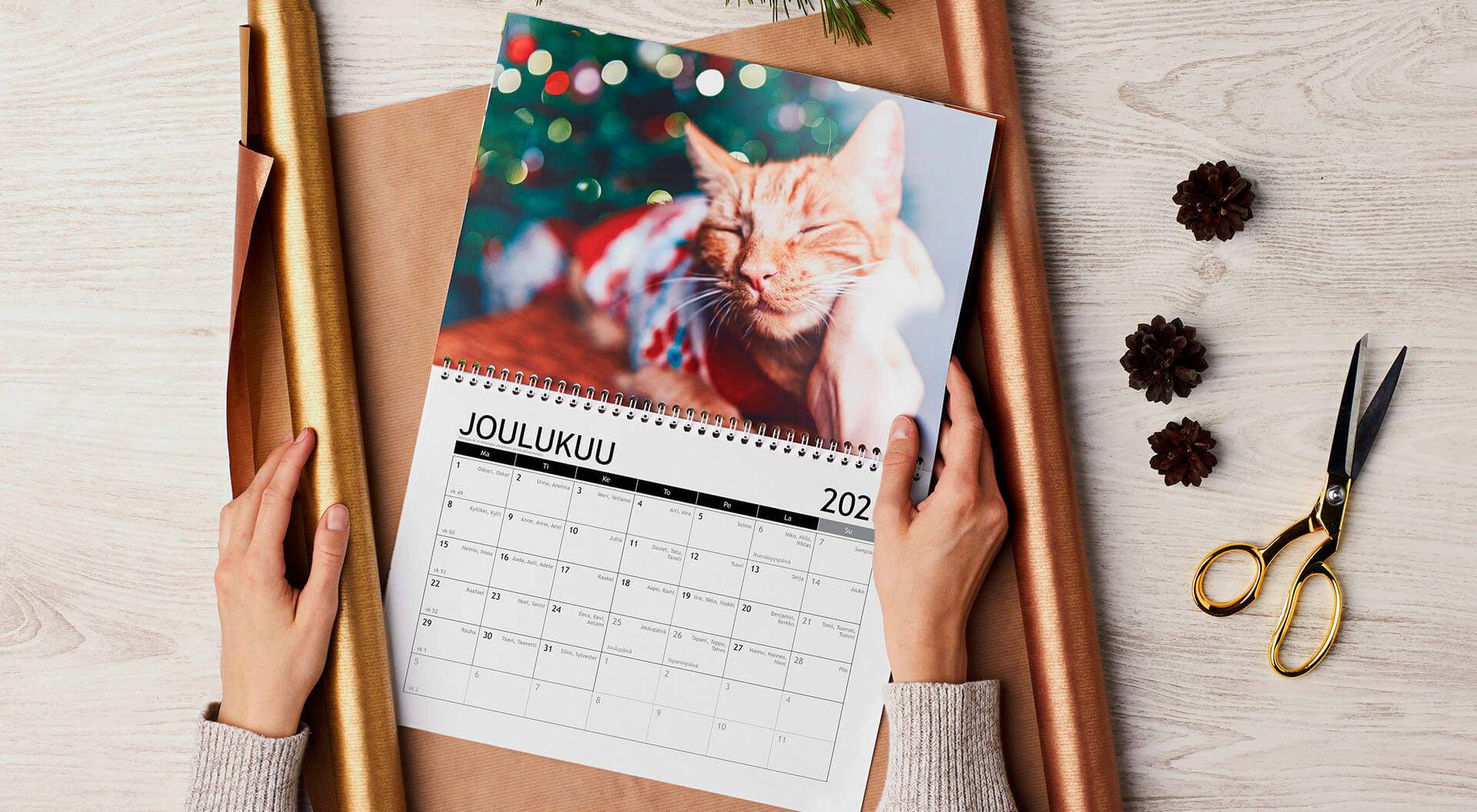 Kuukausikalenteria paketoidaan joululahjaksi