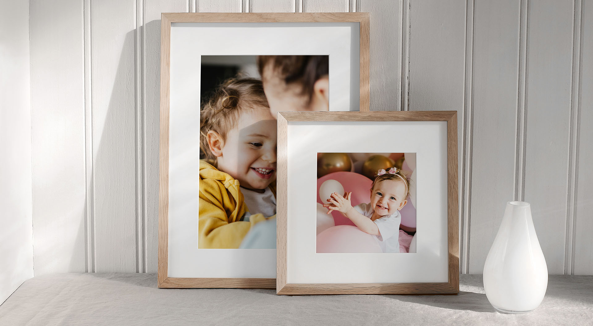 Två inramade fotoposters av barn.