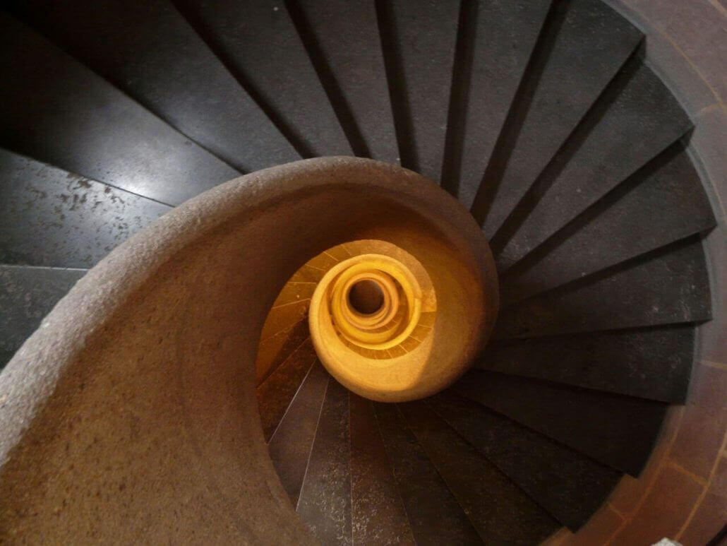 steinerne-Wendeltreppe-1030x773 Einen geschlossenen Raum fotografisch festhalten