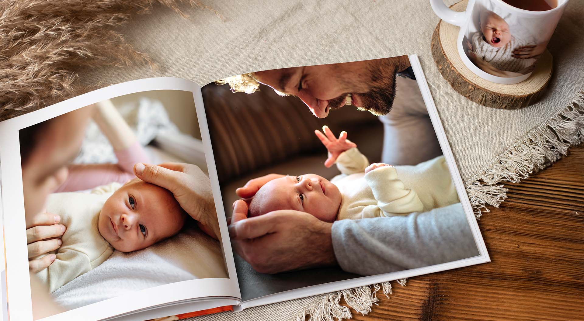 En fotobok med bilder av en bebis och hans pappa