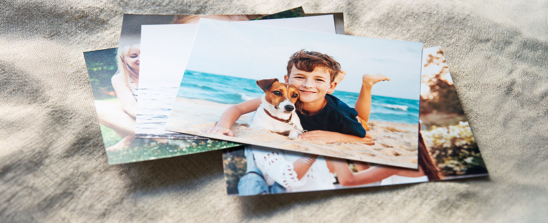 Stack med ifolor-foton på ett fack.