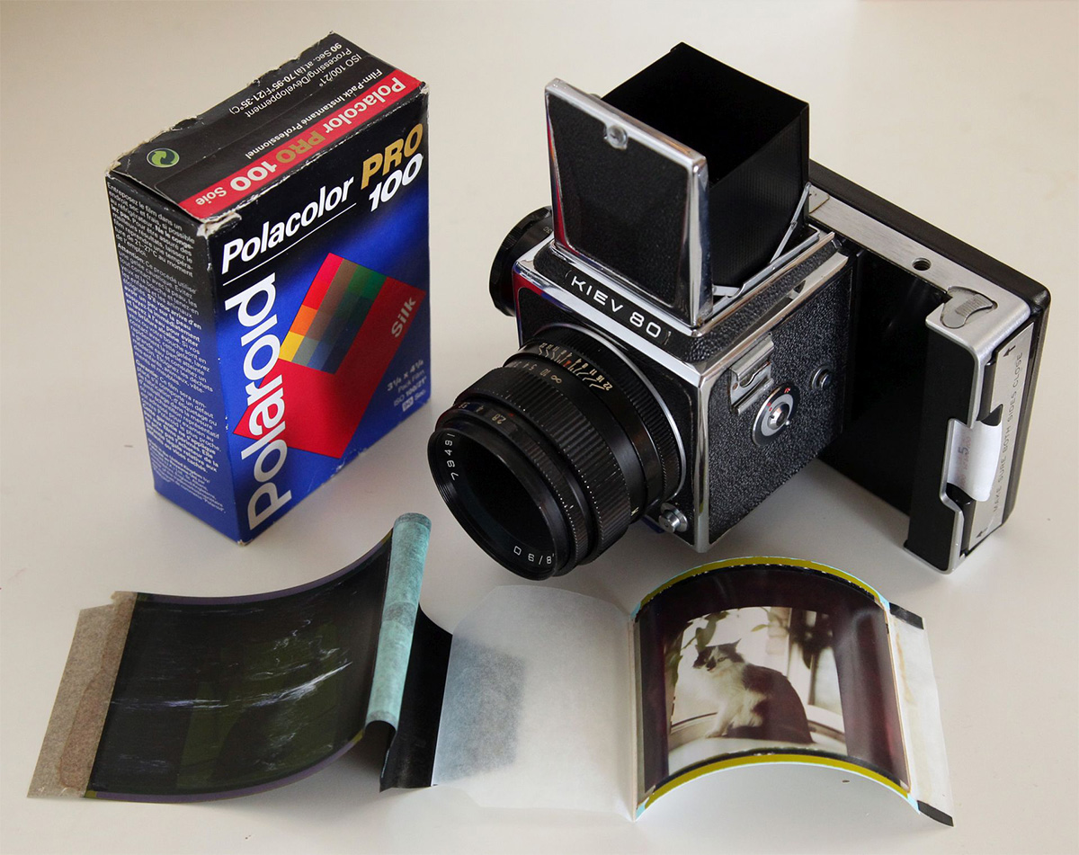 1200_inspire_fotogeschichte_teil6_Polacolor-Film-neben-einer-Sofortbildkamera2 Die Geschichte der Fotografie