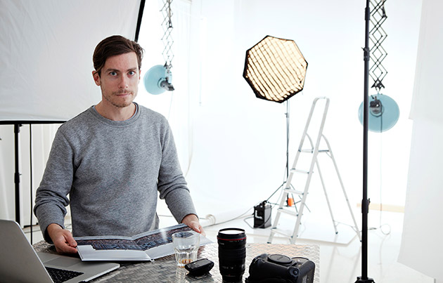 Ammattilaiskuvaaja arvioi Premium-kuvakirjan laadun: "Loistavat värit, jämäkät sivut"