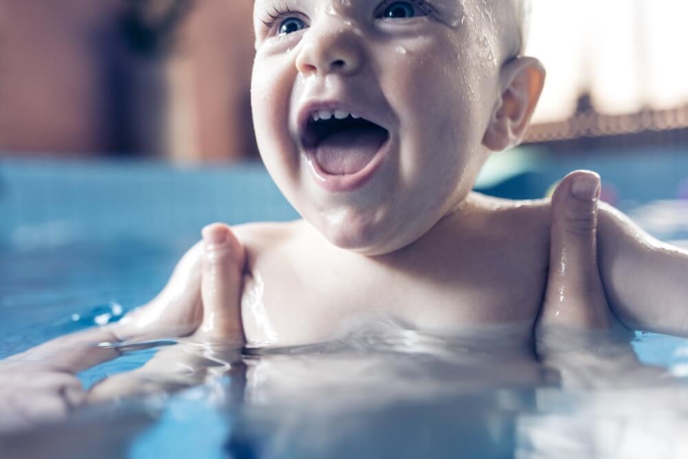 Baby-im-Schwimmbad Unvergessliche Bilder beim Babyschwimmen
