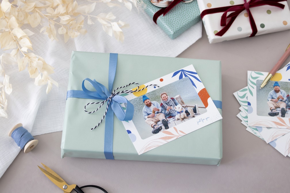 Header_Geschenkanhaenger_Postkarten Geschenkanhänger aus Postkarten basteln