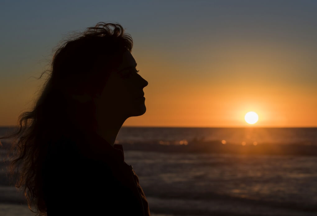 Silhouette-von-Frau-am-Meer Portraitfotografie – drei Ideen für das etwas andere Portraitfoto