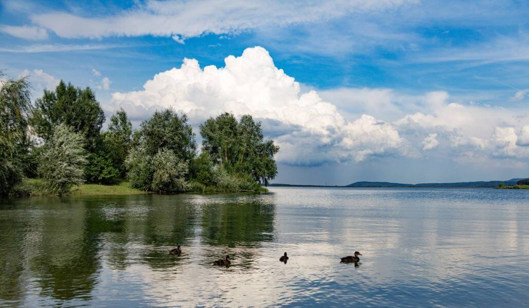 see_spiegelung_wolken_baeume-1030x600 Anfängerfehler vermeiden: Gewässer fotografieren