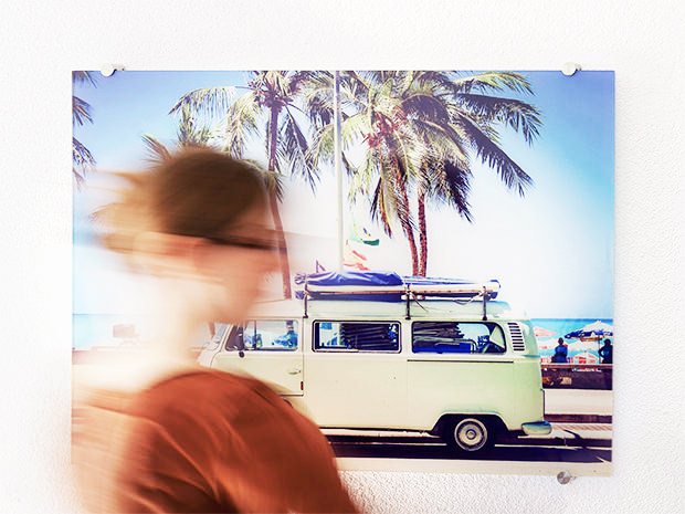 Kuvien ripustaminen: akryylilasitaulu ja erikoiskiinnikkeet