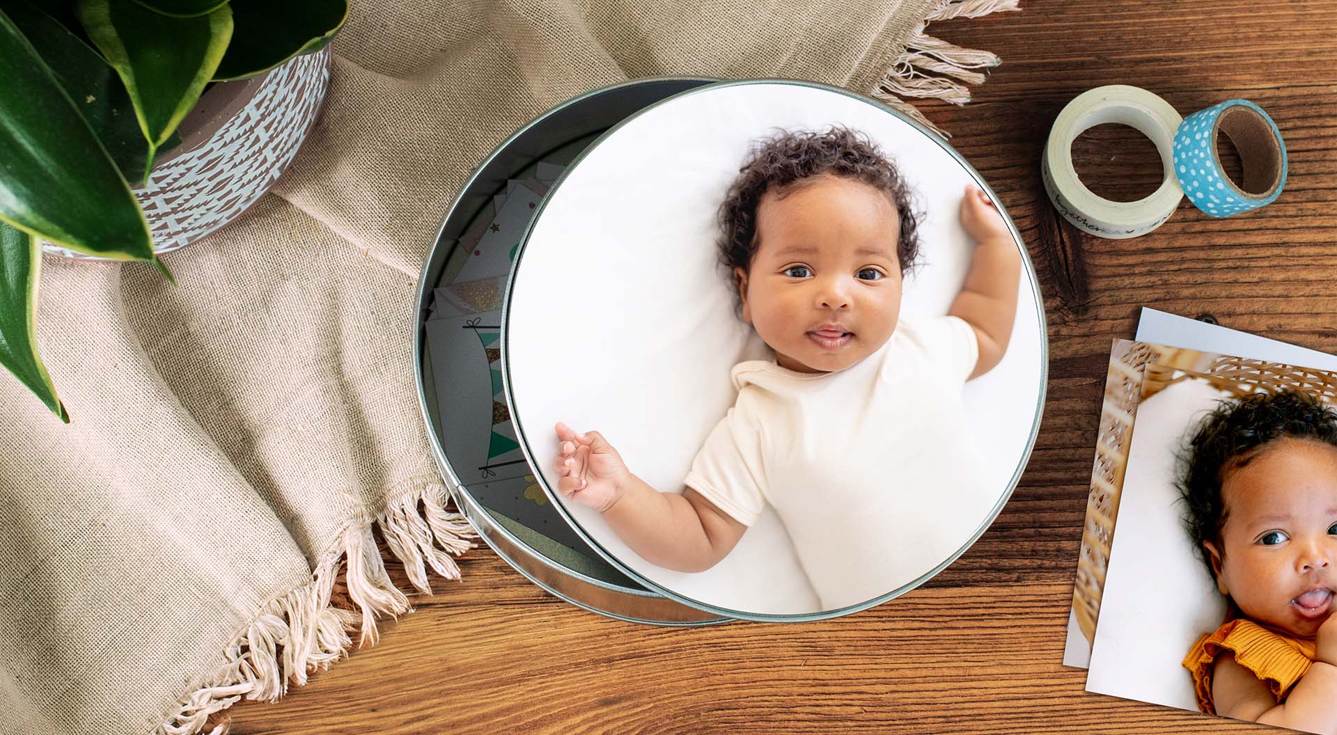 En metallbox med en bild av en bebis på locket