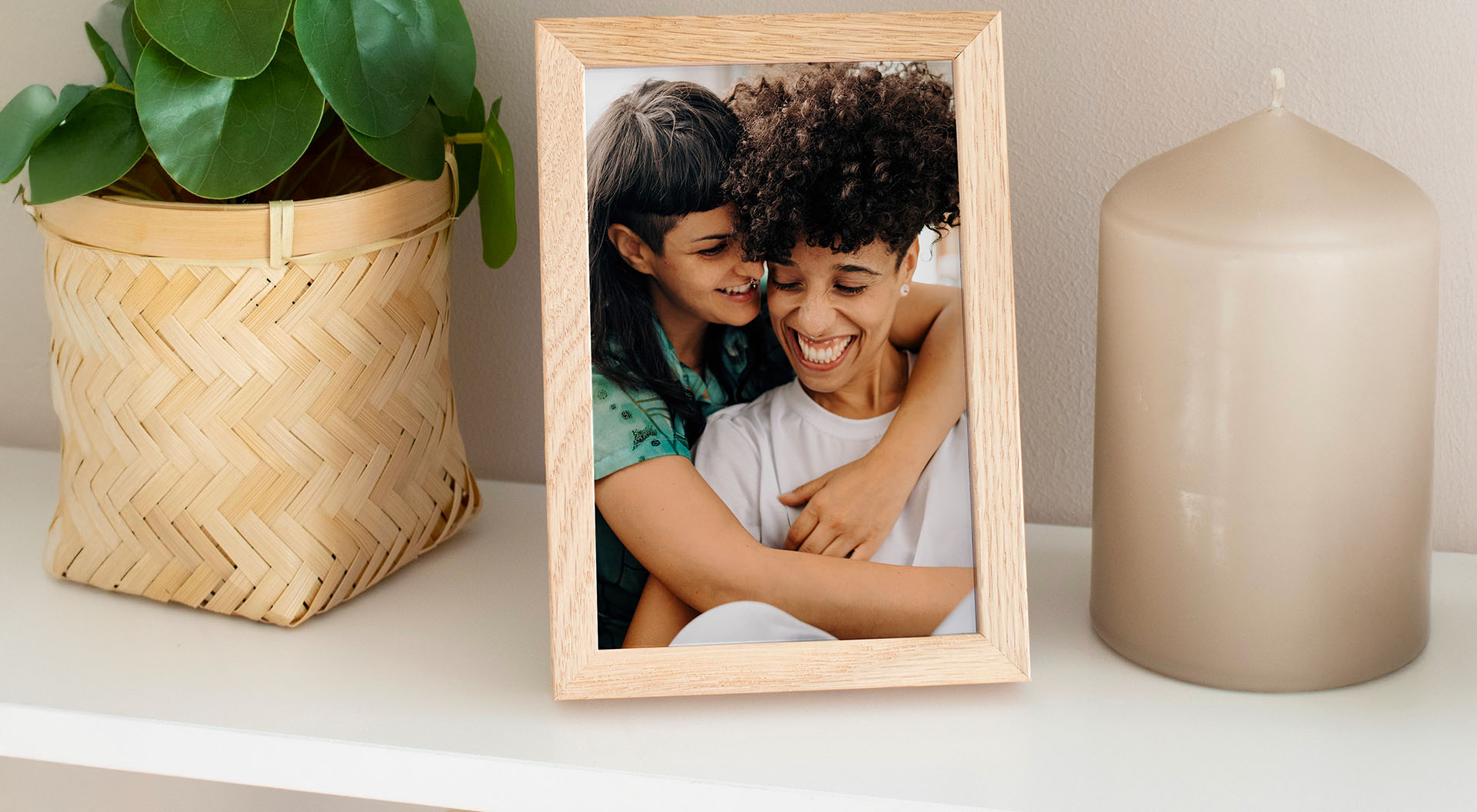 Inramad bild av ett par.