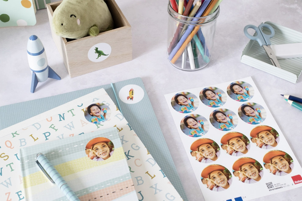 Klistra dina minnen var som helst – 10 idéer på hur du kan använda fotostickers